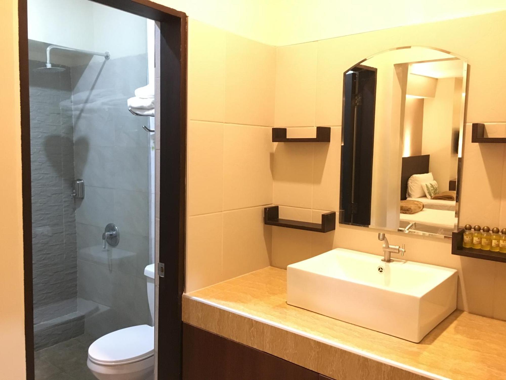 Eon Centennial Resort Hotel & Waterpark Iloilo City Δωμάτιο φωτογραφία