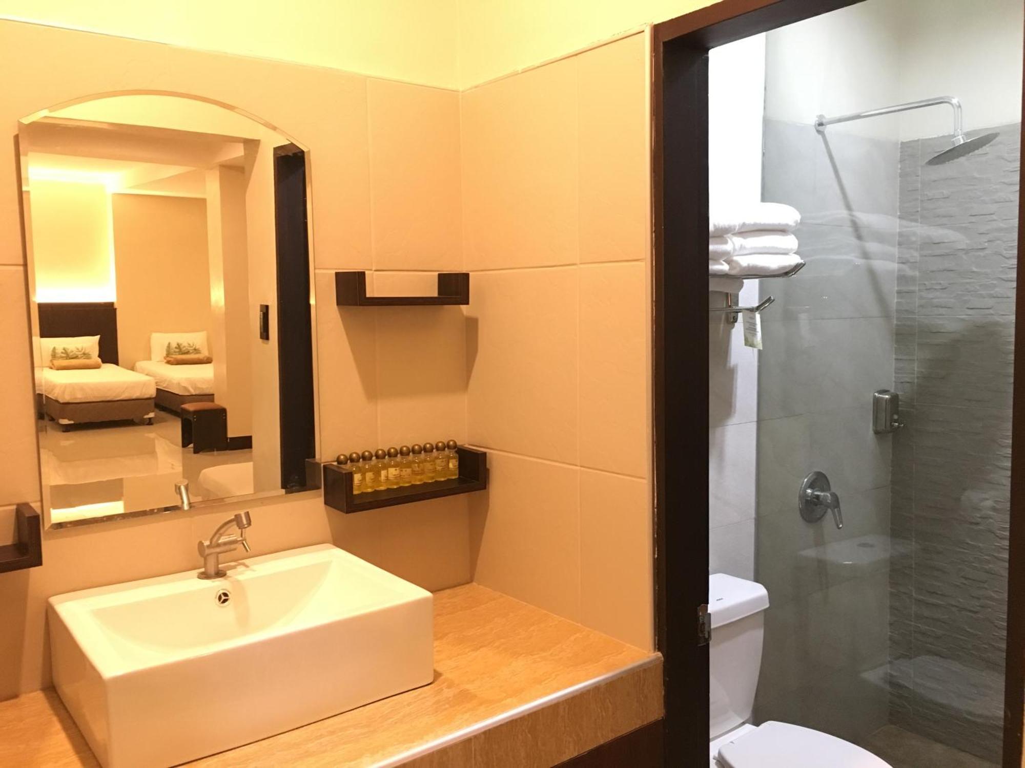 Eon Centennial Resort Hotel & Waterpark Iloilo City Δωμάτιο φωτογραφία